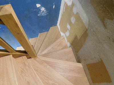 Escalier  habiller avec un plancher chne et des nez de marche en chne