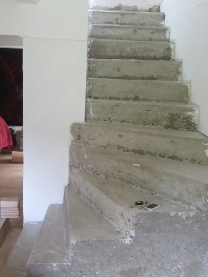 vue complte de l'escalier  habiller avec un plancher chne et des nez de marche en chne