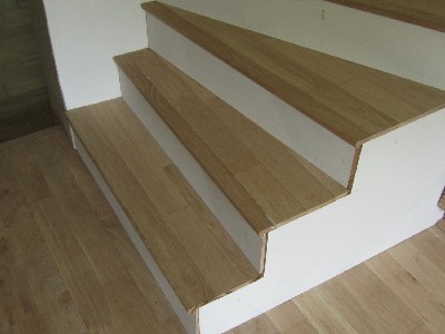 Escalier  habiller avec un plancher chne et des nez de marche en chne